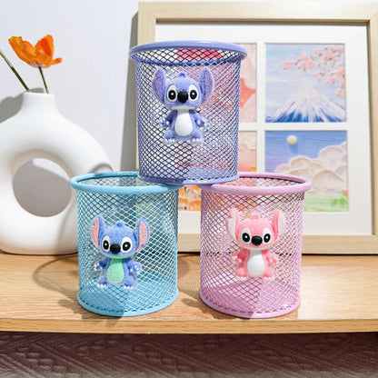 Metal pencil holder featuring Stitch, the adorable alien character. Ideal desk organizer for school, the office, or for storing makeup brushes. A creative and practical gift.