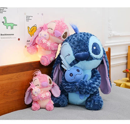 35/45 cm plush toys, inspired by anime and cartoons, available in blue and pink. Kawaii dolls with a soft texture, ideal as a pillow or toy for children. An adorable and fun birthday gift.