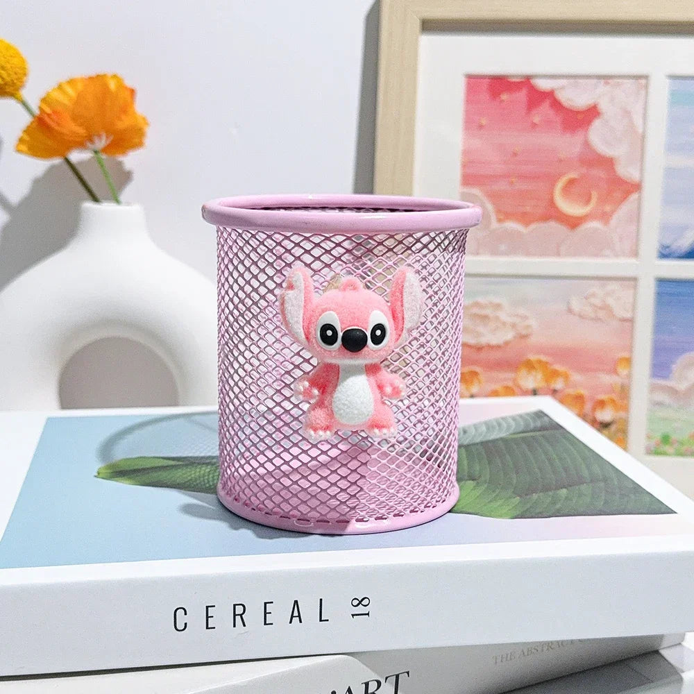 Metal pencil holder featuring Stitch, the adorable alien character. Ideal desk organizer for school, the office, or for storing makeup brushes. A creative and practical gift.
