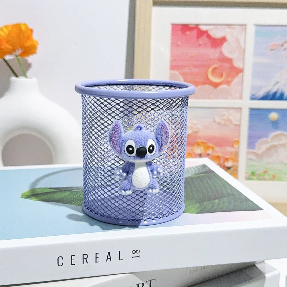 Metal pencil holder featuring Stitch, the adorable alien character. Ideal desk organizer for school, the office, or for storing makeup brushes. A creative and practical gift.