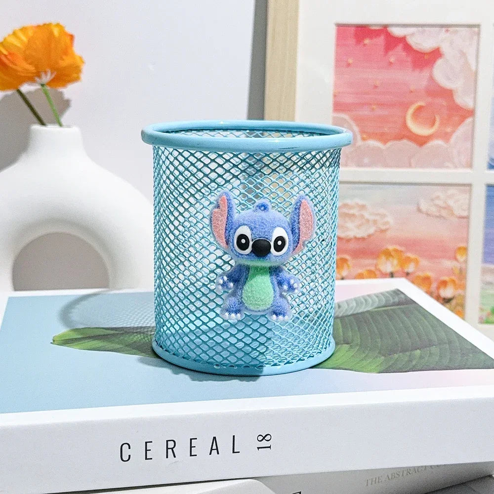 Metal pencil holder featuring Stitch, the adorable alien character. Ideal desk organizer for school, the office, or for storing makeup brushes. A creative and practical gift.