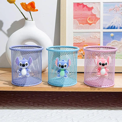Metal pencil holder featuring Stitch, the adorable alien character. Ideal desk organizer for school, the office, or for storing makeup brushes. A creative and practical gift.