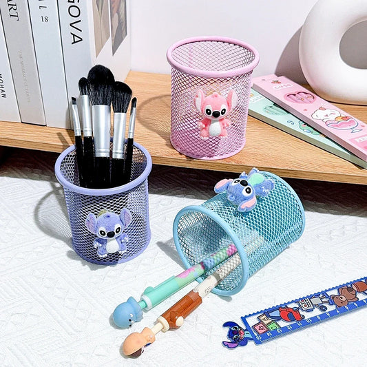 Metal pencil holder featuring Stitch, the adorable alien character. Ideal desk organizer for school, the office, or for storing makeup brushes. A creative and practical gift.